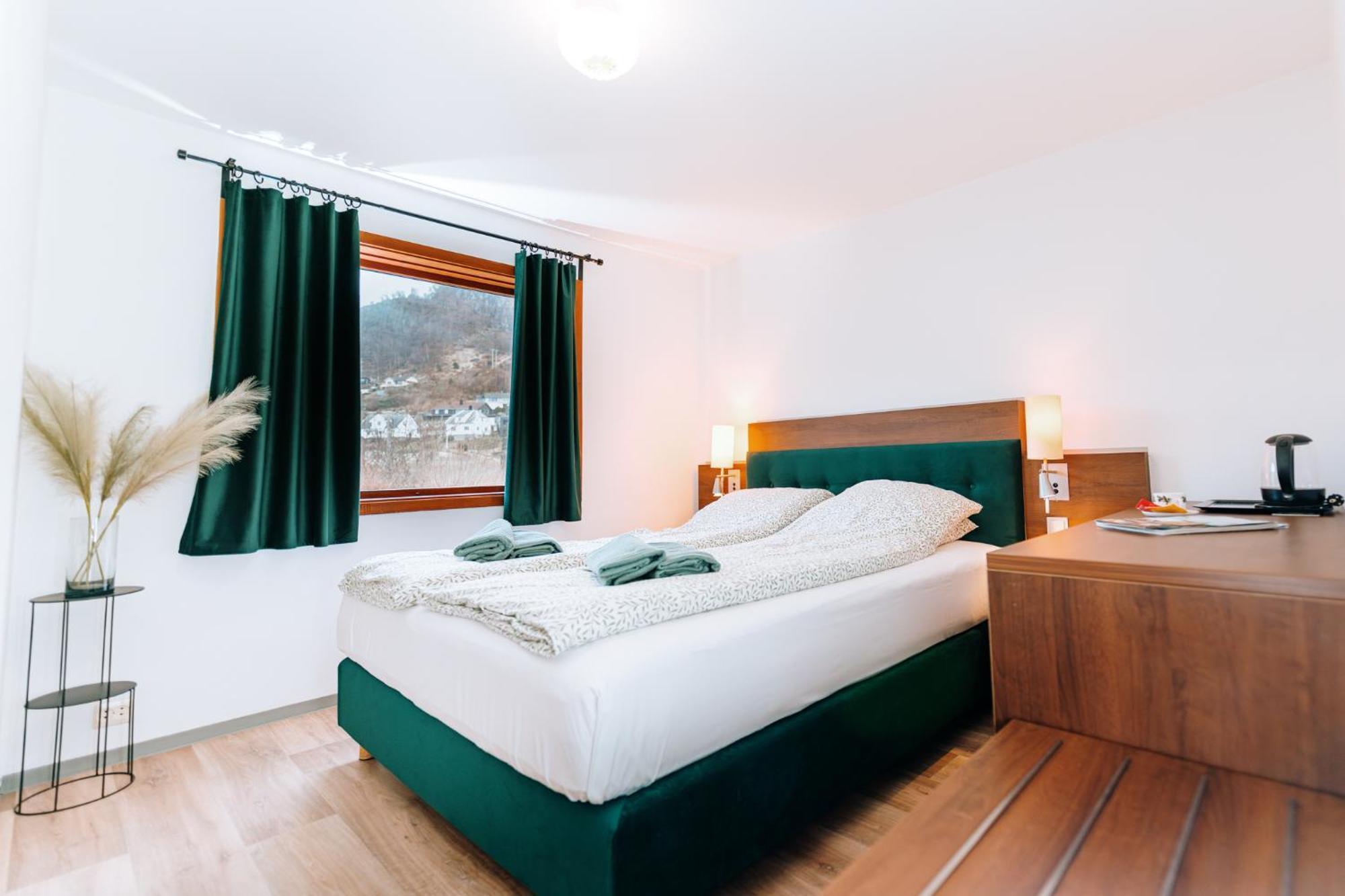 Hotel Nokling & Camping Hjelmeland Exterior foto
